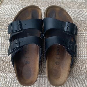Black Arizona Leather Birkenstock’s - size 34 or 3